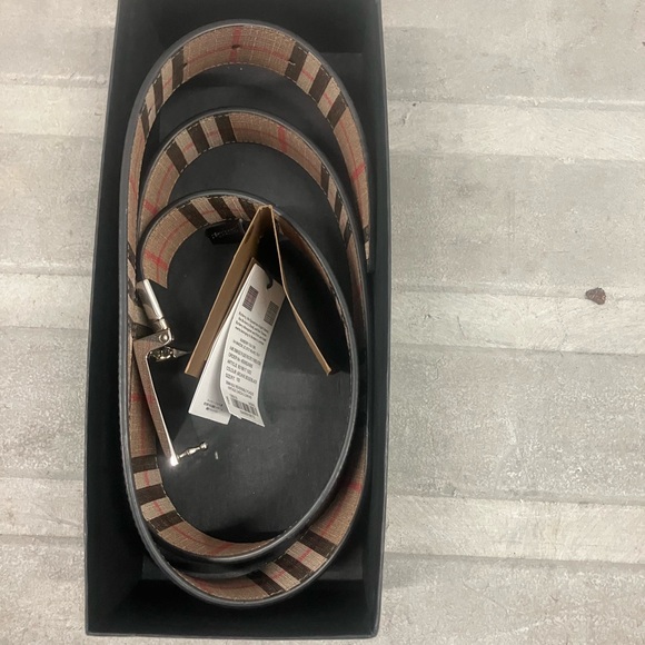 Burberry Black and Tan Leather Belt with Classic Design - Picture 1 of 2